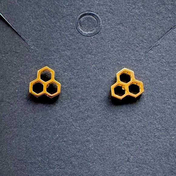 2/$15 ๐ gold coloured honey comb stud earrings - Picture 1 of 3